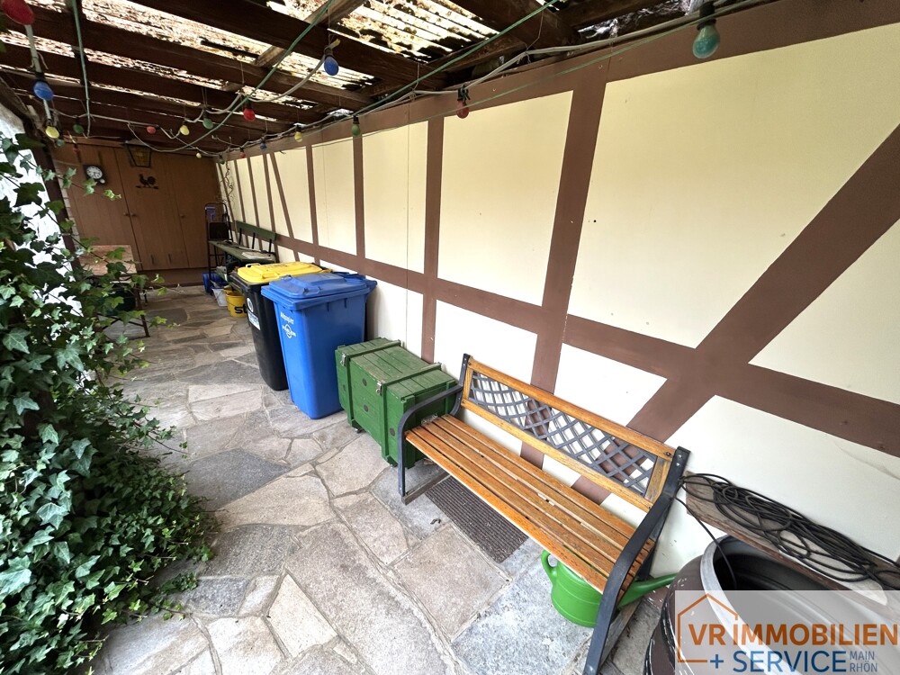 Haus mit Geschichte: Ehemaliger Dorfladen mit Wohnhaus und Nebengebäuden in 97645 Urspringen!