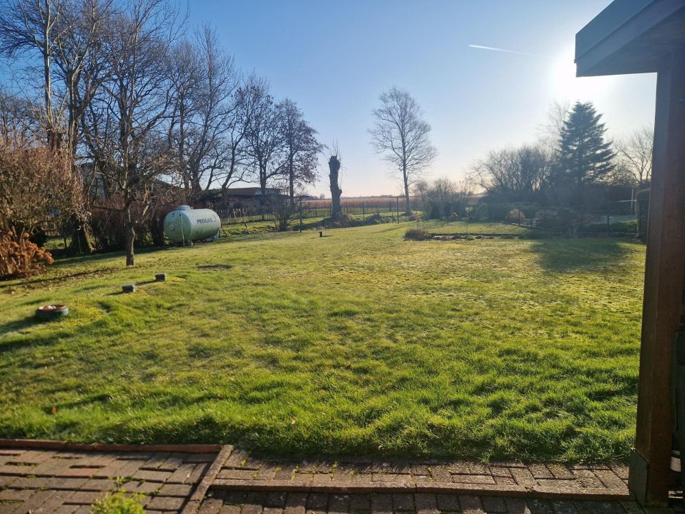 Großzügiger und pflegeleicht angelegter Garten