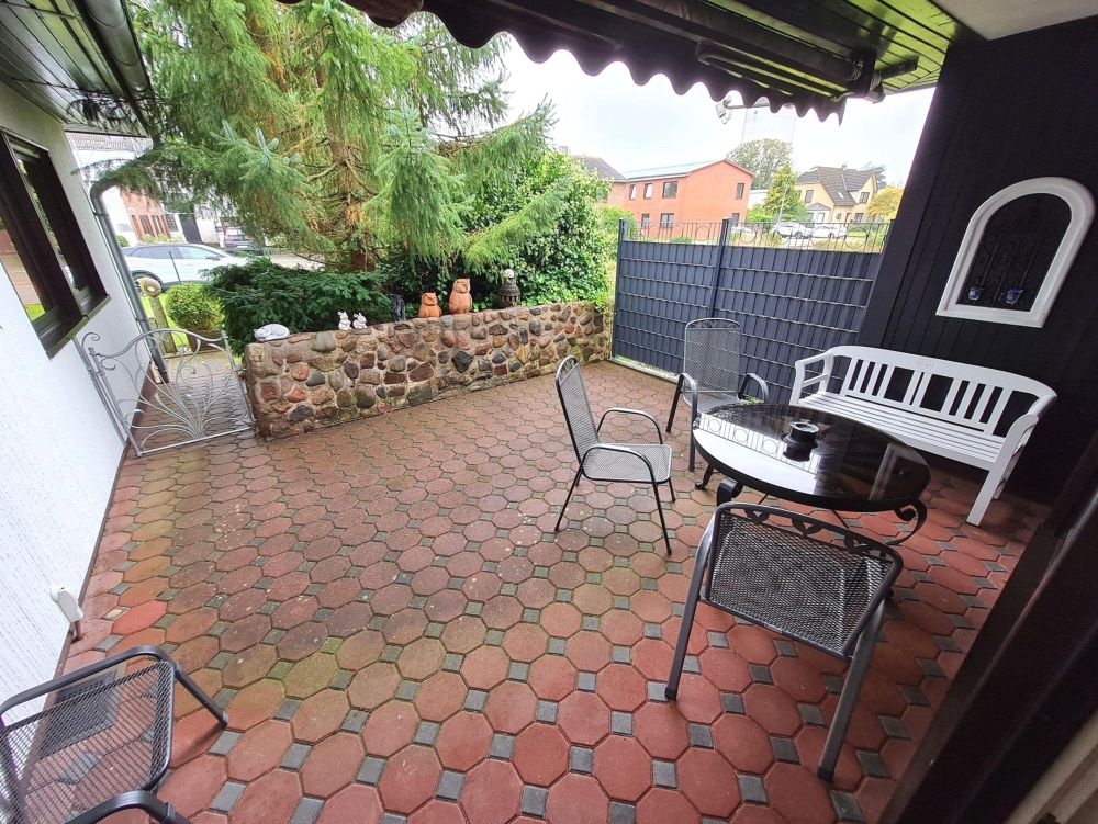 Gepflegter ebenerdiger Bungalow mit schönem Garten und zwei praktischen Garagen