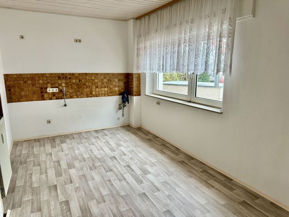 Charmante, gepflegte Immobilie mit Potenzial
Garagen, Carport und Garten