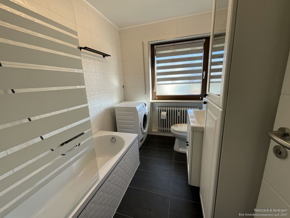 Hier müssen Sie nur noch einziehen- renovierte 3,5-Zimmer-Wohnung mit EBK, Balkon und Garage