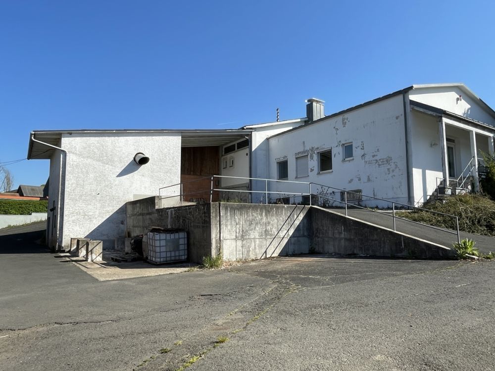 Ehemaliges Bankgebäude mit Lagerhalle - leicht umzubauen zu Wohnraum