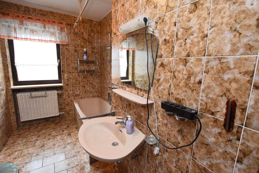 Viel Platz für Familie, 
Beruf oder Hobby!
Zweifamilienhaus mit Stall 
und weiteren Nebengebäuden