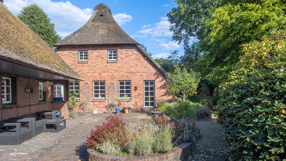 Reetdach-Anwesen mit Sommer-Gästehaus, Garage und Parkgrundstück / nur ca. 600 m zum Zw´ahner Meer
