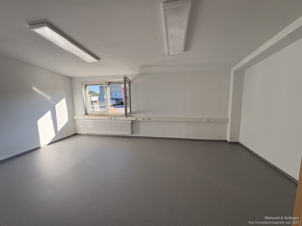 Vollständig neu renovierte Produktionshalle 
- zusätzliche Hallen- bzw. Büroflächen möglich