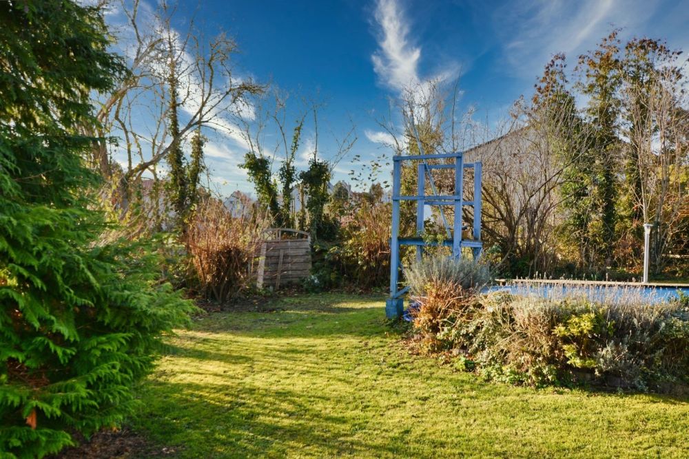 Blick zum Pool und dem Gartenhaus mit Sauna