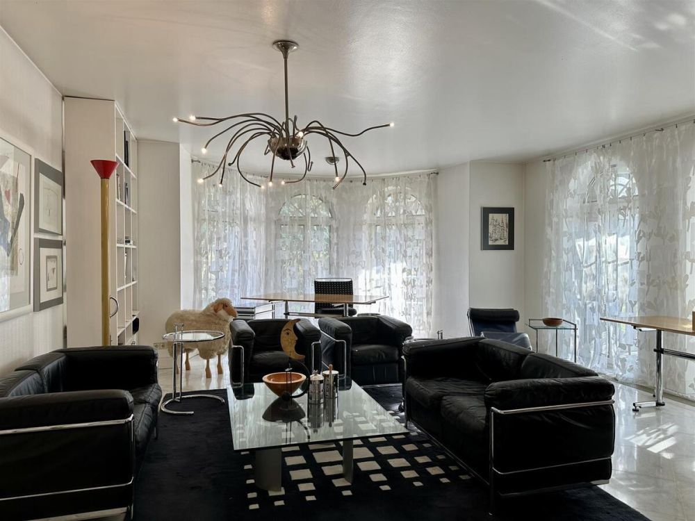 heller Wohnbereich mit Erker