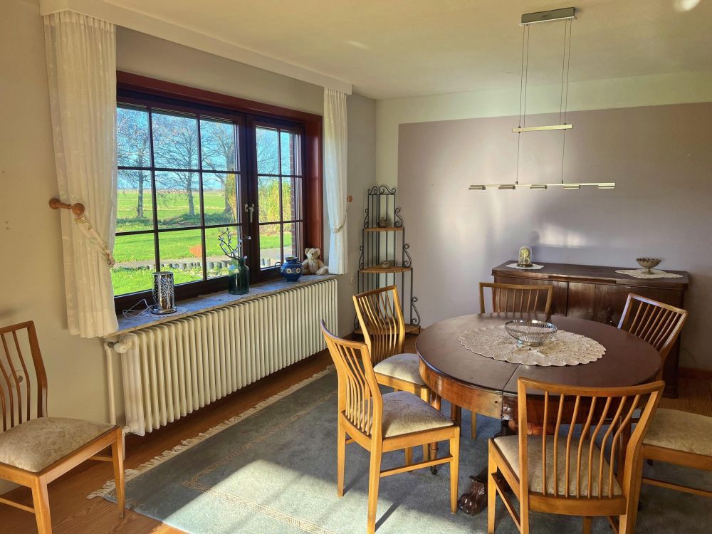 Essbereich mit Blick in die Natur