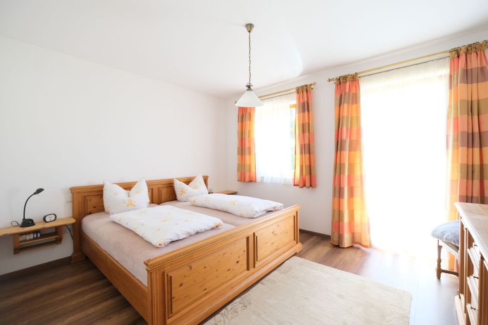 Modernes Mehrfamilienhaus mit Wohn- und Gewerbenutzung