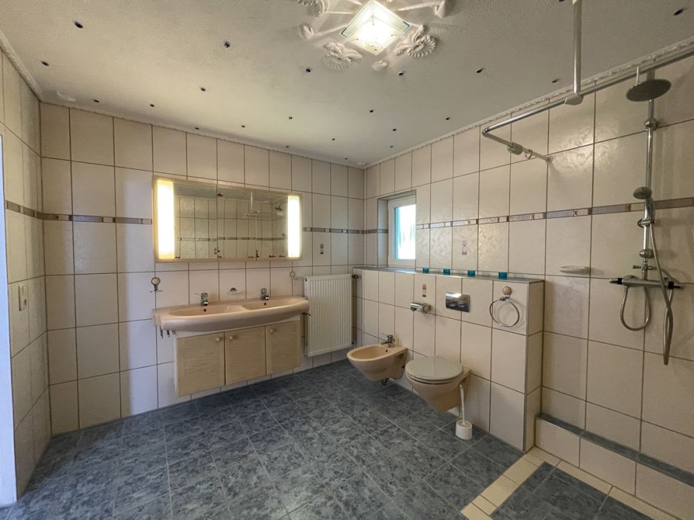 Wohnhaus in Traumlage mit vier Garagen und Nebengebäuden im Ort Griesbach