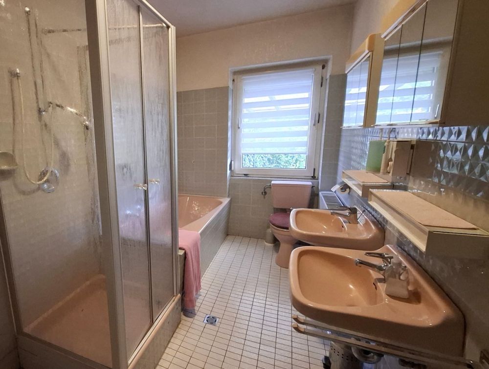 Klassisches Ein-/Zweifamilienhaus mit ansprechendem Gartengrundstück und Garage