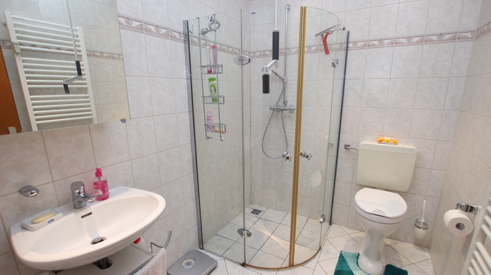 Gepflegtes Zweifamilienhaus mit zwei Garagen und Garten in ruhiger Lage von Bad Zwischenahn-Wehnen