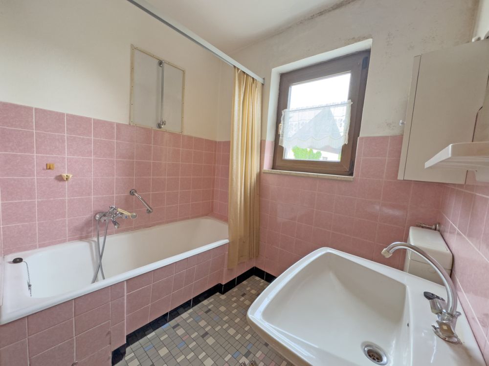 Zweifamilienhaus auf schönem und großzügigem Grundstück in ruhiger Lage in Schönkirch!