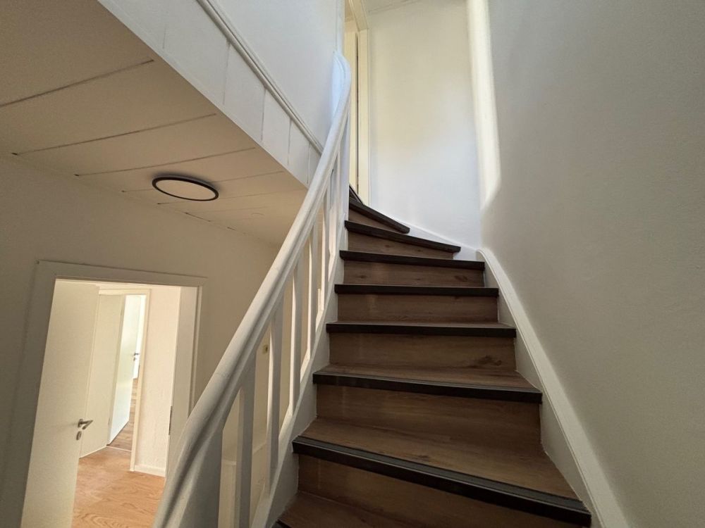 Charmante Doppelhaushälfte auf dem Heilsberg: Mit neuem Dach, Heizung und PV-Anlage