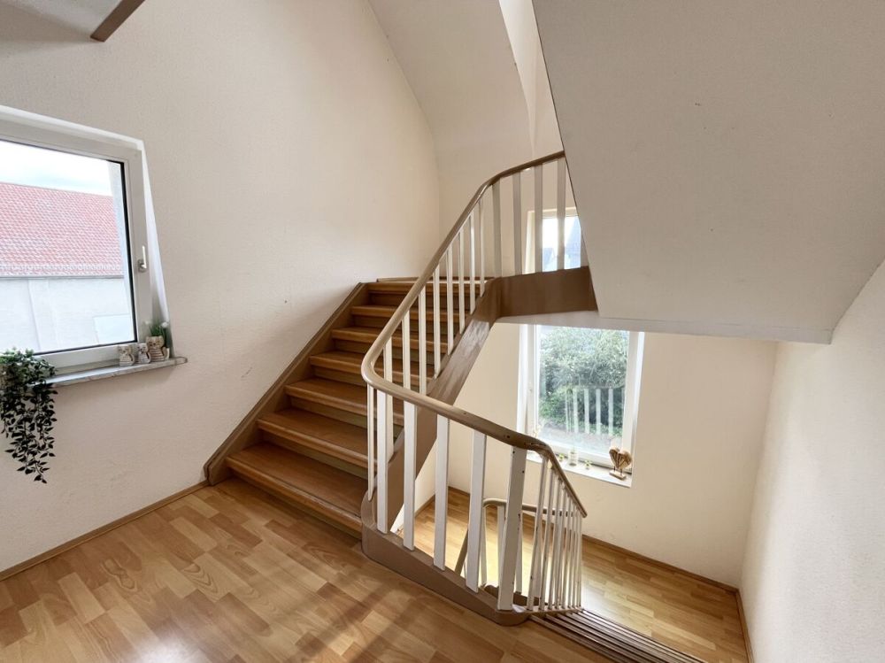 Exklusives Angebot: Großzügige 4-Zi.-Whg. mit PKW-Stellplatz in freundlicher Wohnanlage