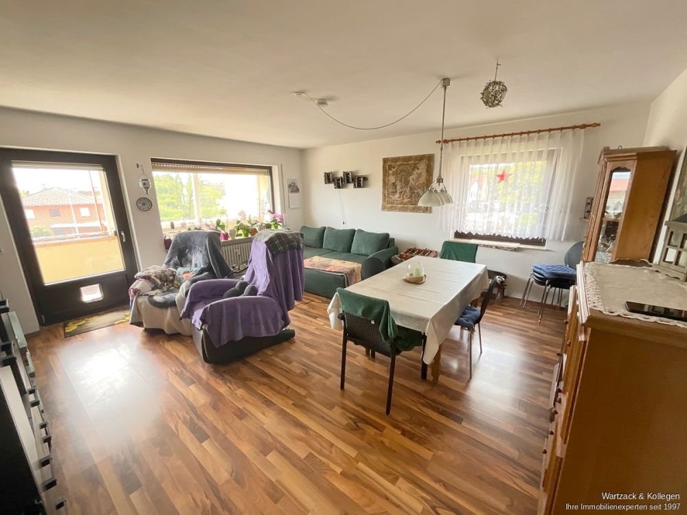 Gepflegte und gut geschnittene 
3,5-Zimmer-Wohnung 
im 1. OG 
inkl. Garage und Einbauküche