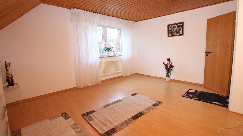 Ein-/Zweifamilienhaus mit großzü. Garten, Garage sowie abtrennbarem Bauplatz in Edewecht-Osterscheps