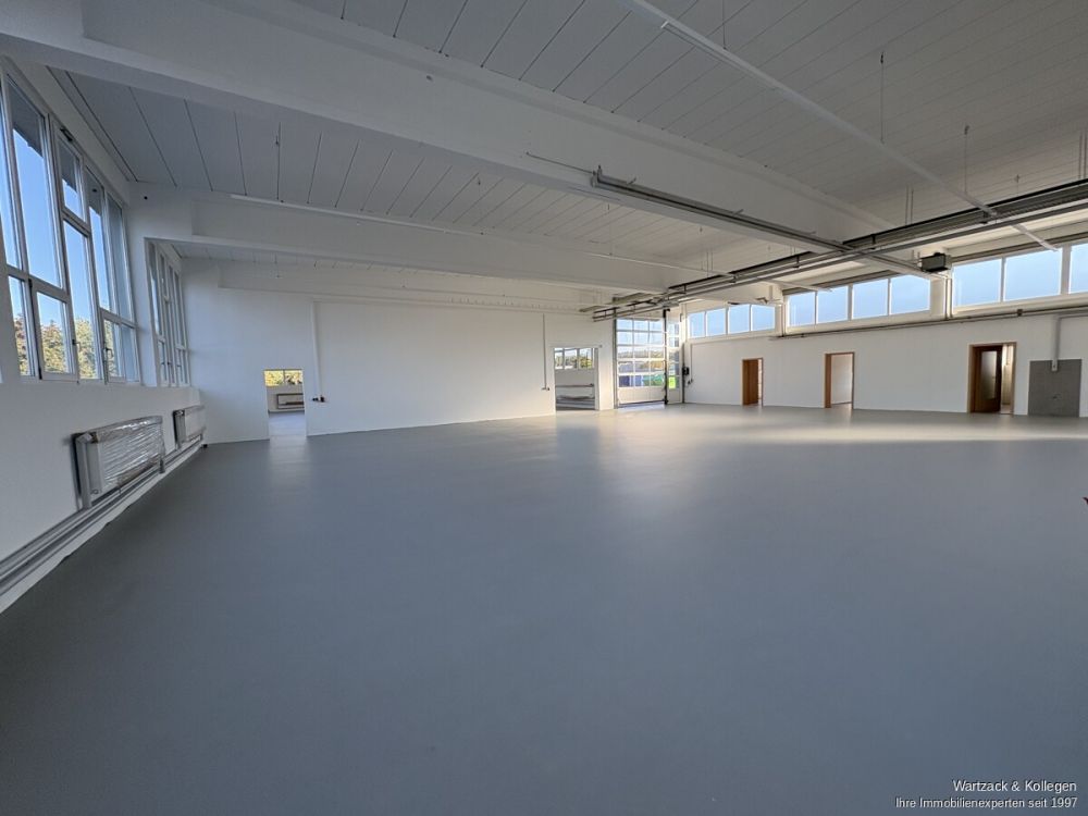 2 vollständig neu renovierte Produktionshallen 
mit separater Bürofläche