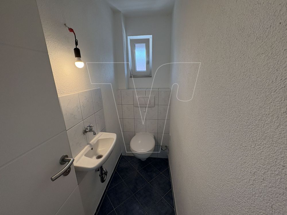 Sanierte und sehr gepflegte Wohnung mit großem Balkon!