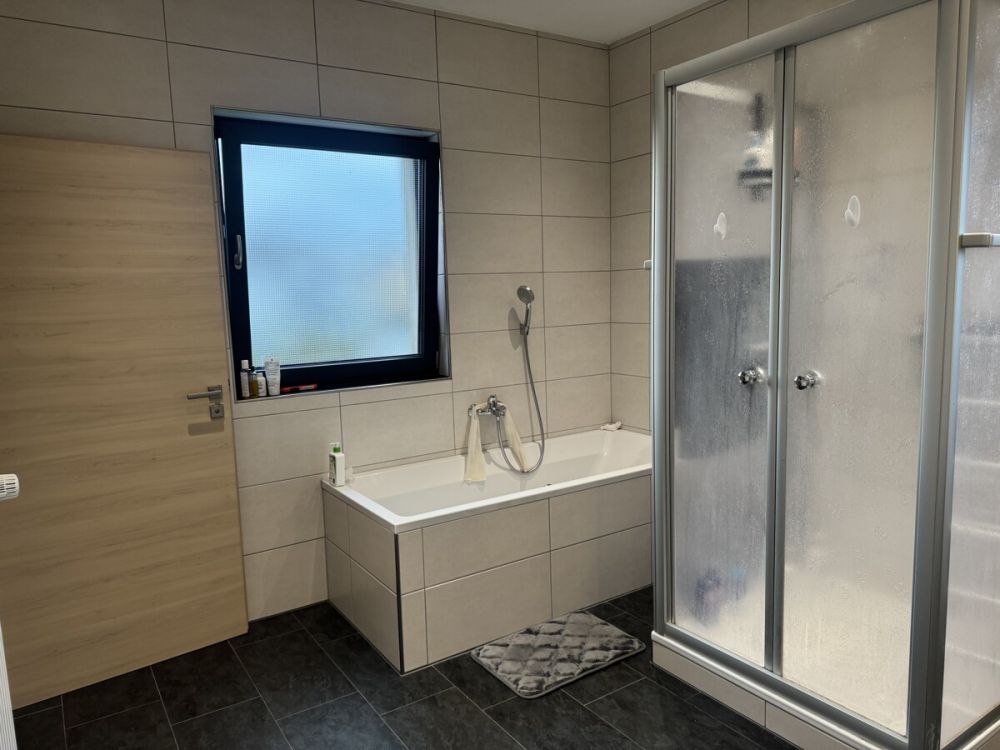 mit Dusche und Badewanne