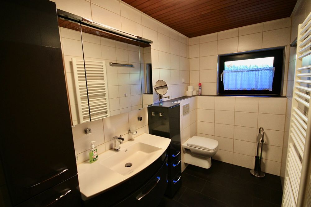 Zwei Häuser – ein Grundstück – viele Möglichkeiten/ Charmantes Anwesen in Weibersbrunn