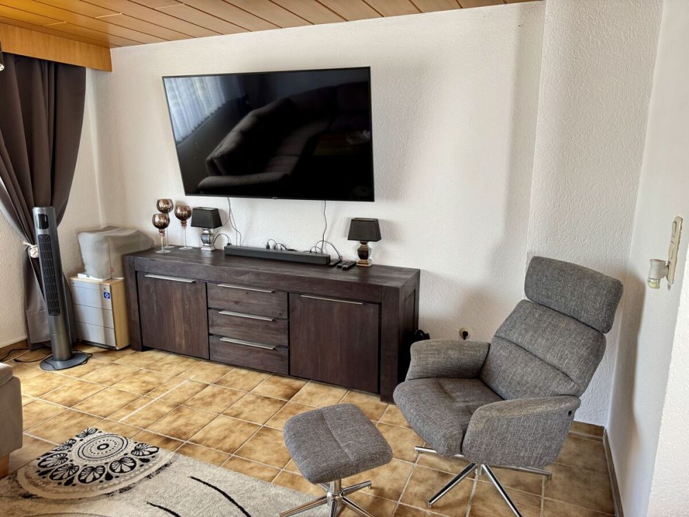 Ein- bis Zweifamilienhaus in idyllischer Ortslage
- großer Garten, 3 Garagen -