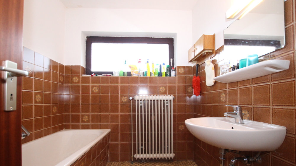 Großzügiges EFH mit Modernisierungsbedarf u. Garage auf großem Grundstück in Alleinlage von Edewecht