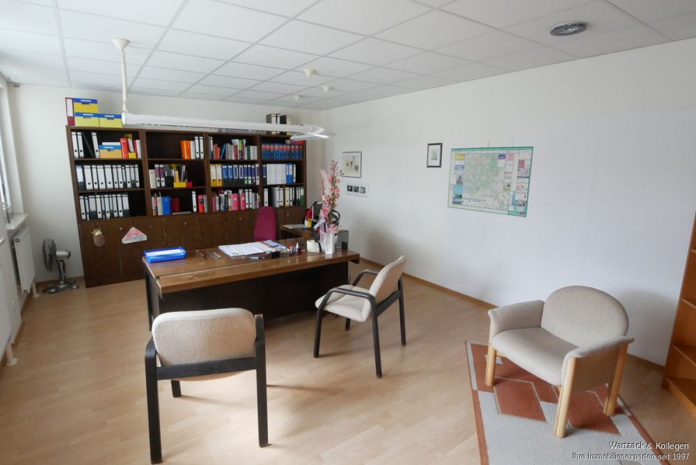 Perfekt auch zur Kapitalanlage! Schönes Büro in Roth 
mit zwei Tiefgaragenplätzen