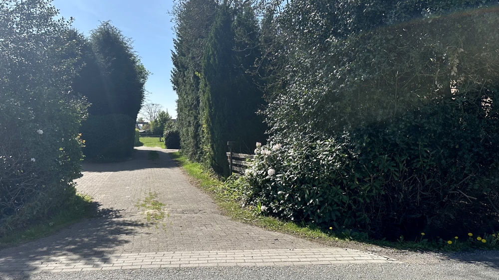 Grundstück mit Altbestand zur Neubebauung mit 4 EFH o. 2 Doppelhäusern) in Wehnen /nahe Stadtrand OL