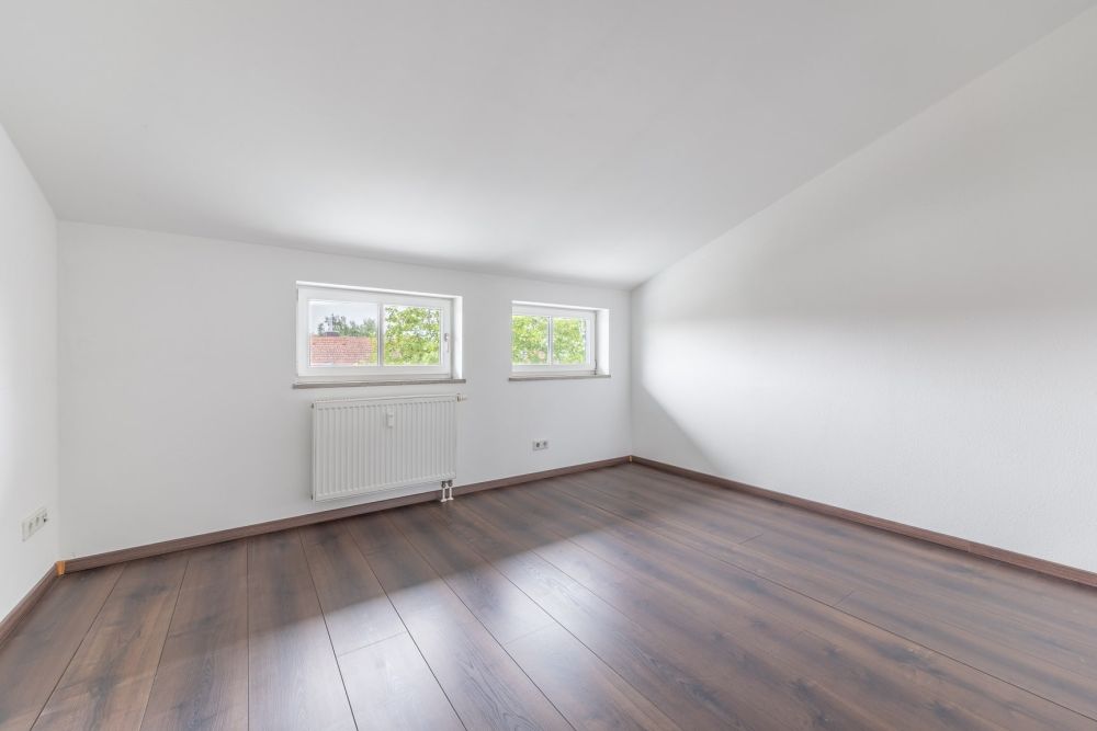 Leerstehende Dachgeschosswohnung auf zwei Ebenen mit hohem Ausstattungsniveau in Hallbergmoos