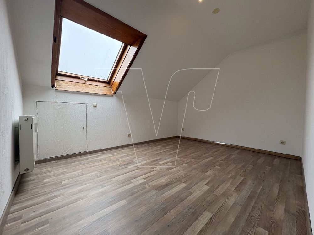 Gepflegte 3-Zimmer-Dachgeschosswohnung mit Stellplatz und Südbalkon