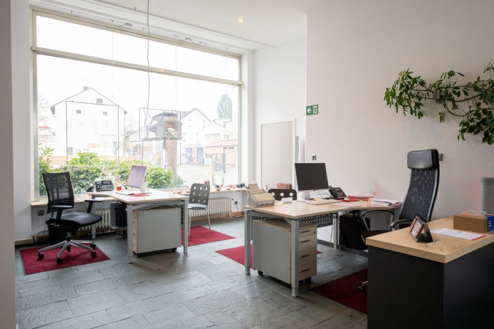 Vielseitiges Gewerbeobjekt mit zwei Ladeneinheiten, großzügiger Nutzfläche und PKW-Stellplätzen