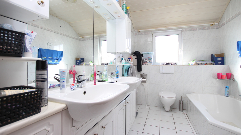 Kapitalanlage! Solide Doppelhaushälfte mit PV-Anlage, Garage und großem Gartenbereich in Friesoythe