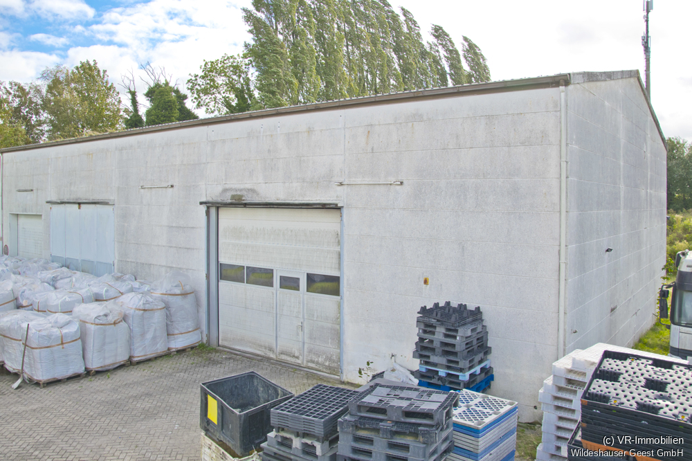 Hintere Halle, Traufseite mit Rolltor.