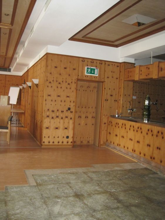 Basilika-Gaststätte mit großem Saal im Obergeschoss, kleinem Saal im Kellergeschoss und Wohnung