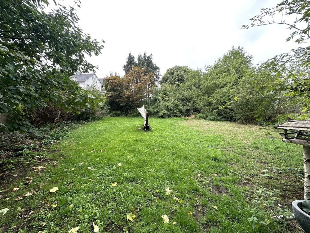 Großzügiges Einfamilienhaus auf weitläufigem Grundstück – Potenzial für weitere Bebauung