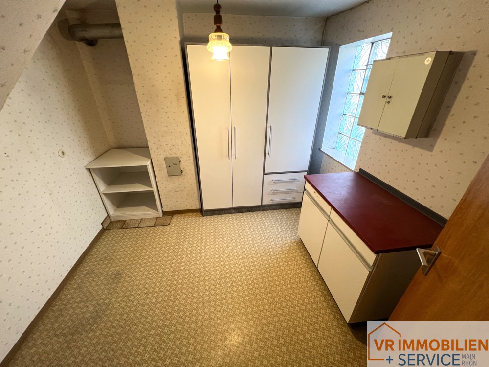 Einfamilienwohnhaus mit Nebengebäuden und Scheune im Ortskern von 97702 Seubrigshausen!