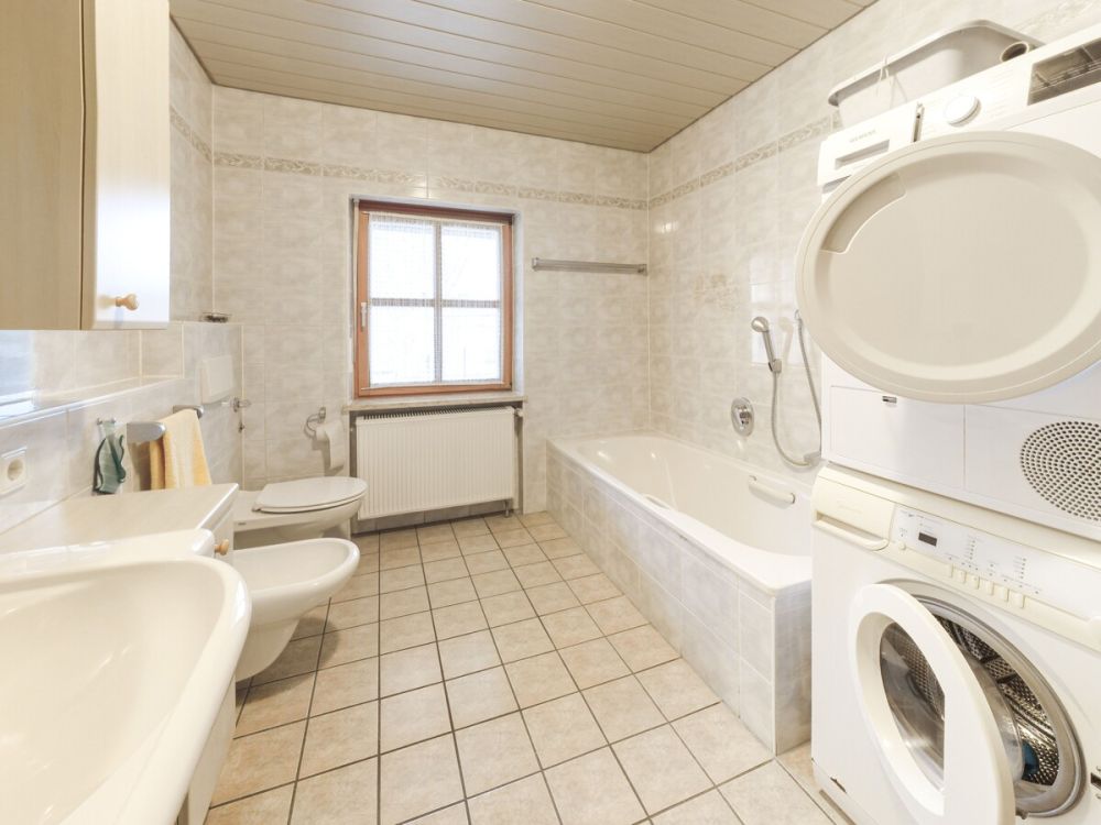 Wohnen mit Blick auf die Altmühl - Großes Einfamilienhaus in Ornbau! (11)