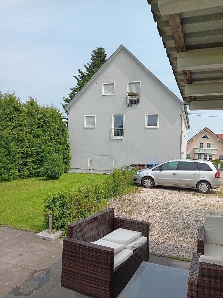 Blick auf Garten und Haus