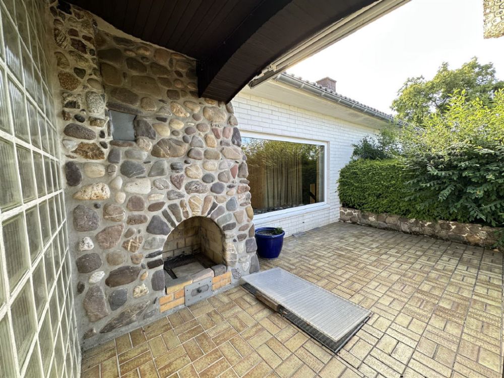 Attraktives Zweifamilienhaus mit großem Grundstück