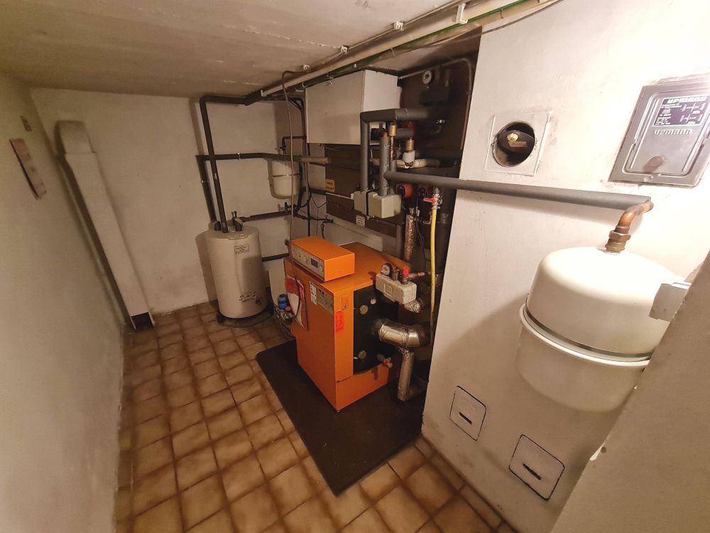 Gepflegter ebenerdiger Bungalow mit schönem Garten und zwei praktischen Garagen