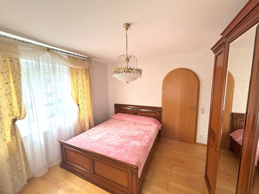Freistehendes Einfamilienhaus mit repräsentativem Entree + Bürofläche (11)