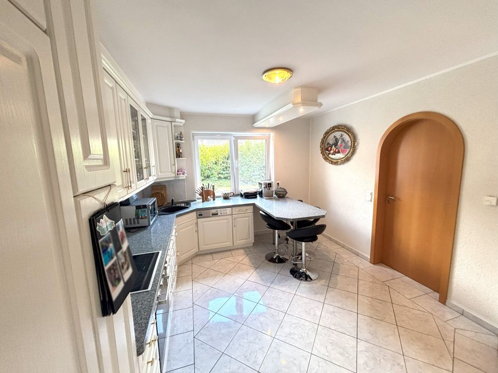 Freistehendes Einfamilienhaus mit repräsentativem Entree + Bürofläche (11)