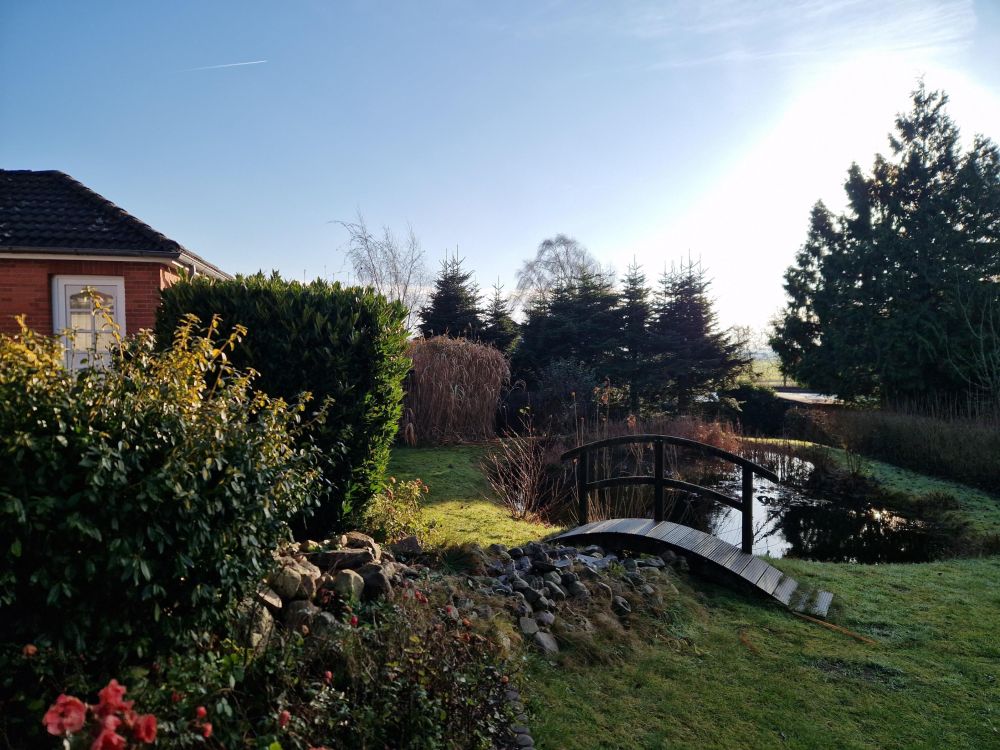 Malerische Landschaft und so ein liebevoll gepflegter Garten mit Brücke