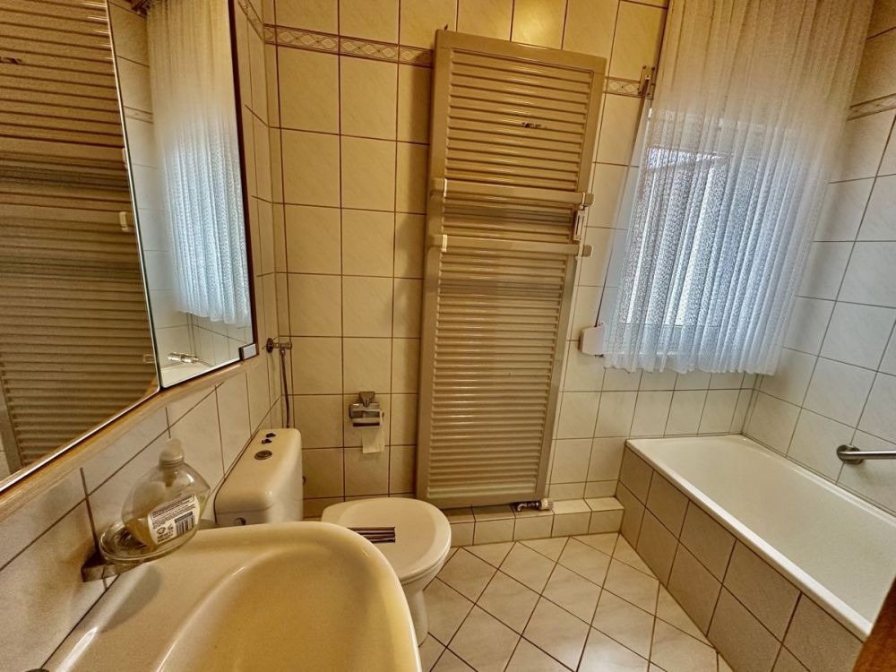 Charmante, gepflegte Immobilie mit Potenzial
Garagen, Carport und Garten