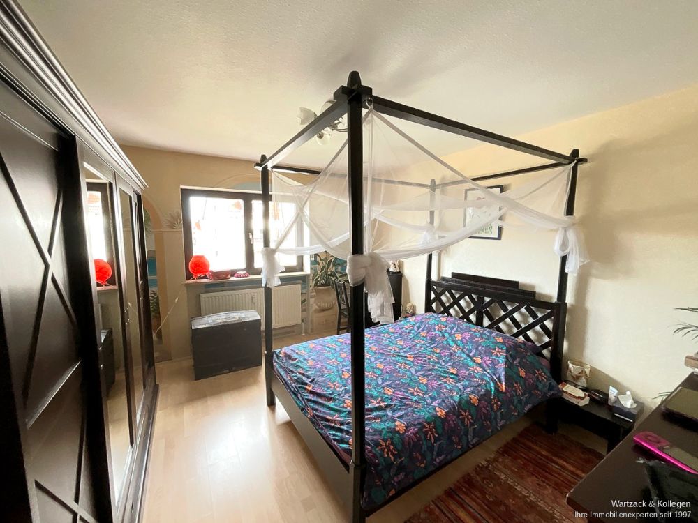 Renovierte 4-Zimmer-Wohnung 
mit 94 m² Wohnfläche, 
Balkon, Einbauküche & TG-Stellplatz