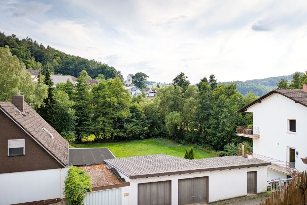 Selbstnutzer & Kapitalanleger aufgepasst:  2-Familienhaus mit Garagentrakt und viel Potential!