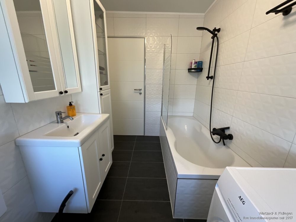 Hier müssen Sie nur noch einziehen- renovierte 3,5-Zimmer-Wohnung mit EBK, Balkon und Garage