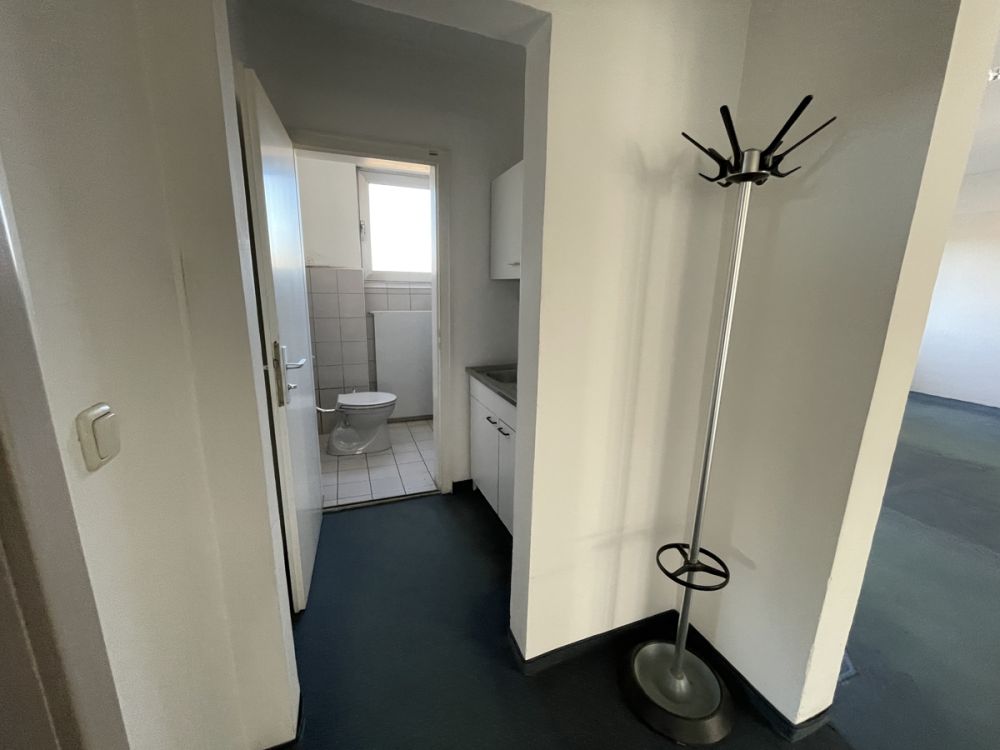 Ehemaliges Bankgebäude mit Lagerhalle - leicht umzubauen zu Wohnraum