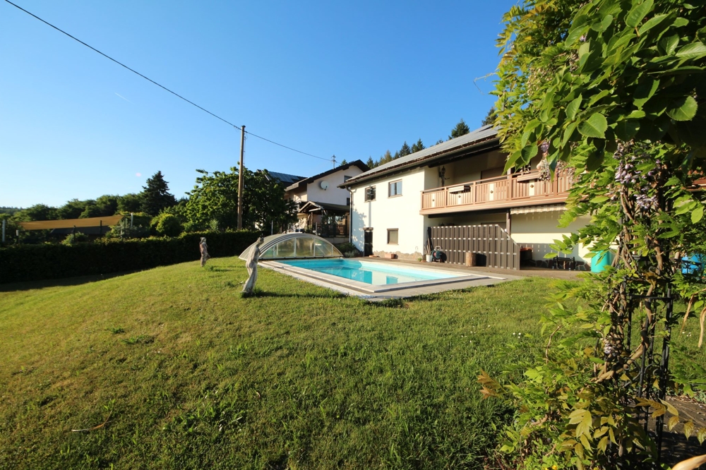 Ansicht mit Grundstück und Pool